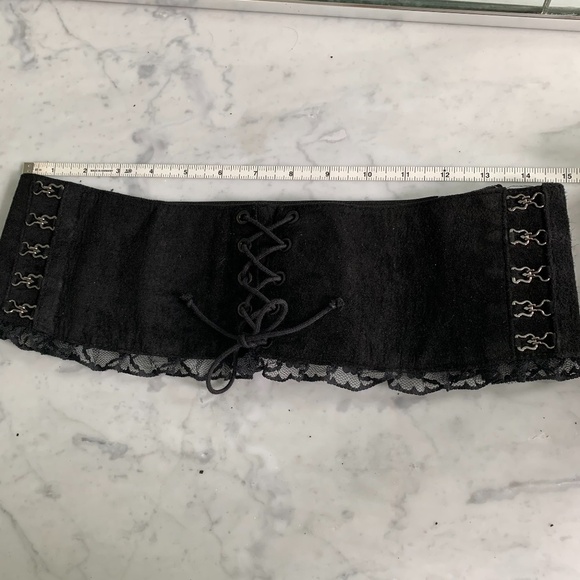 Corset style belt with lace - Picture 5 of 5